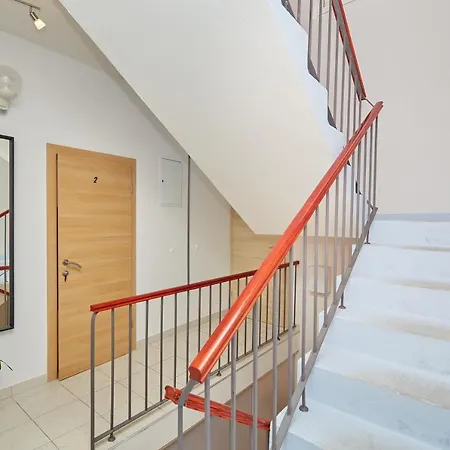 Apartment Leo's Charming Ii