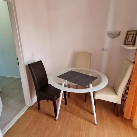 Leo's Charming Ii Apartment